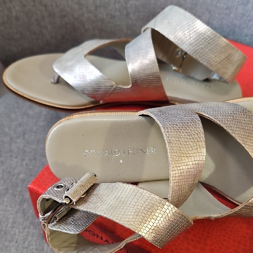 Donald J. Pliner Metallic Silver Lizard Print Crisscross Toe-Post Sandals New - Picture 9 of 12